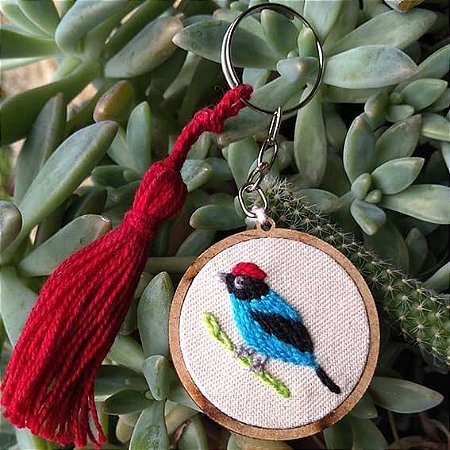 Tangará - chaveiro Pássaros Caparaó bordado e macramê