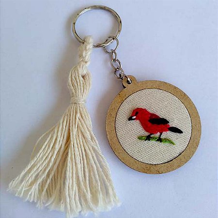 Tiê-sangue 2 - chaveiro Pássaros Caparaó bordado e macramê