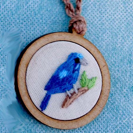 Azulão - pingente bordado Pássaros Caparaó cordão torcido