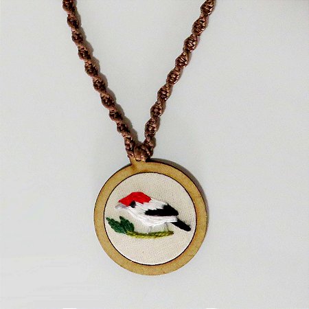 Soldadinho-do-araripe - pingente bordado Pássaros Caparaó cordão macramê