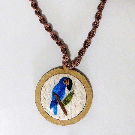 Arara-azul - pingente bordado Pássaros Caparaó cordão macramê