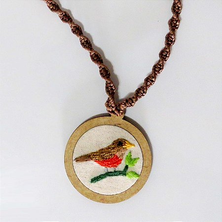 Sabiá-laranjeira - pingente bordado Pássaros Caparaó cordão macramê