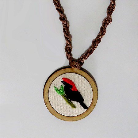 Soldadinho - pingente bordado Pássaros Caparaó cordão macramê