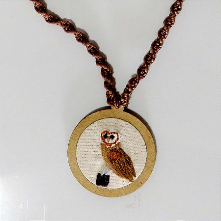 Suindara - pingente bordado Pássaros Caparaó cordão macramê