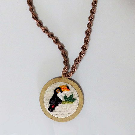 Tucanuçu - pingente bordado Pássaros Caparaó cordão macramê