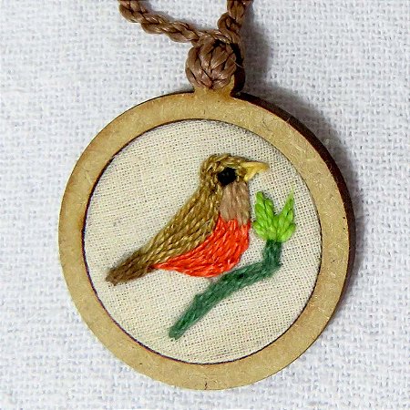 Sabiá-laranjeira - pingente bordado Pássaros Caparaó cordão torcido