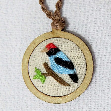 Tangará - pingente bordado Pássaros Caparaó cordão torcido