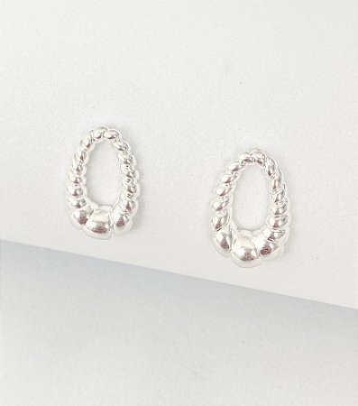Brinco oval trabalhado
