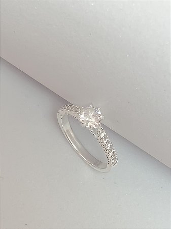 Anel solitário cravejado