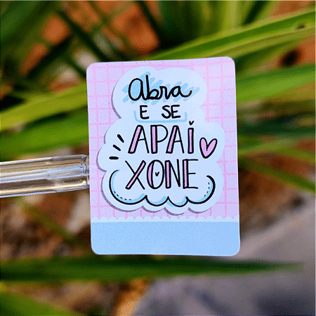 Adesivo ABRA E SE APAIXONE - 3x4cm - Sem personalização - Folha A4 (32un por folha)