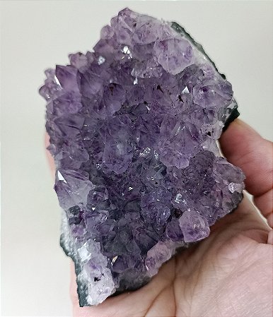 Drusa de Ametista do Uruguai com Linda inclusão de Goethita