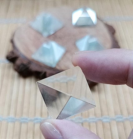Pirâmide Lapidada de Cristal