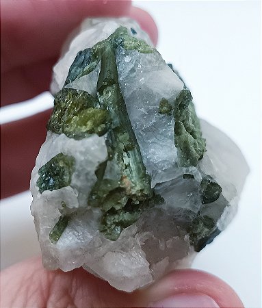 Turmalina Verde na matriz de Quartzo