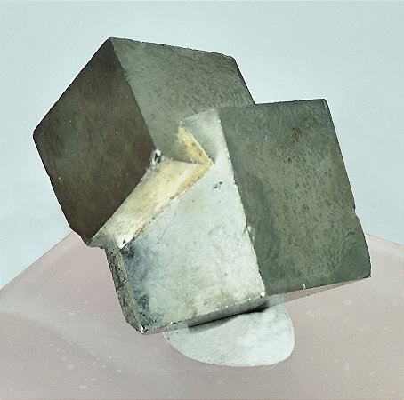 Bela Formação de Pirita com dois Cubos Intercrescidos