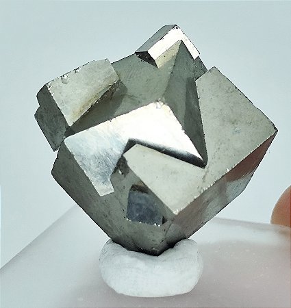 Formação de Pirita com Aglomerado de Cinco Cubos Intercrescidos