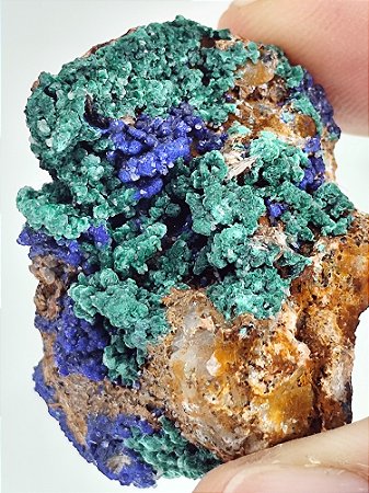 Micro cristais de Azurita com Malaquita sobre matriz