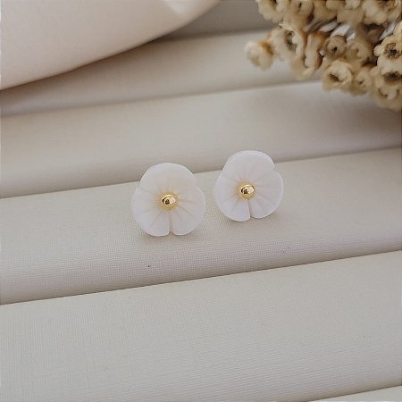 Brinco Flor Madre Pérola Banhado a Ouro 18K