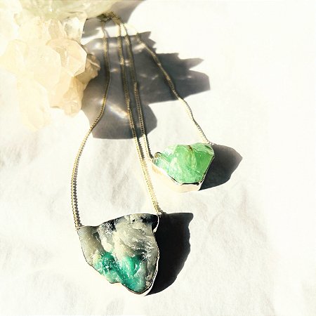 Escapulário Pedra Bruta Esmeralda e fluorita
