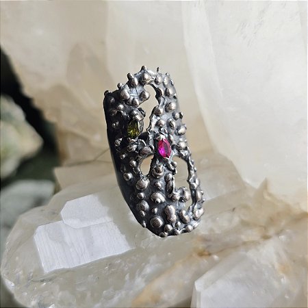 Anel joia bruta esculpido