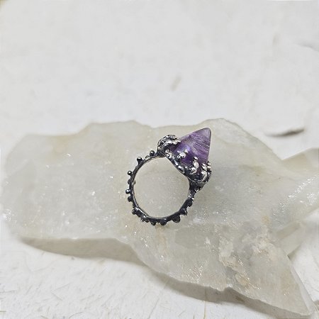 Anel Pirâmide Joia Bruta Ametista