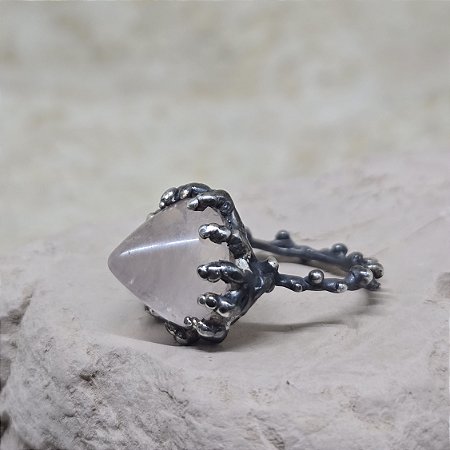 Anel Pirâmide Joia Bruta Quartzo-Rosa