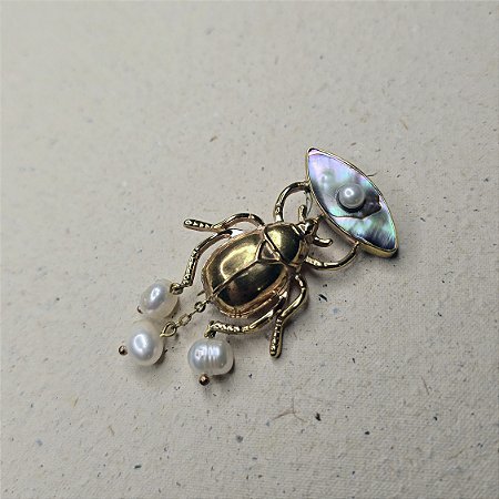 Broche Besouro