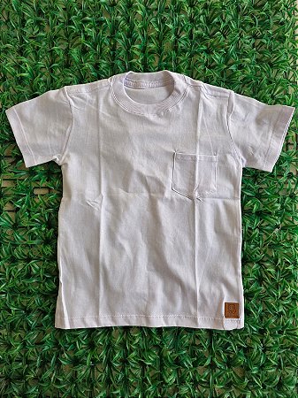 Camiseta básica detalhe de bolso - branca