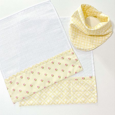 Kit Presente Babador e Fraldinhas de Boca Florzinha Corações Amarelo