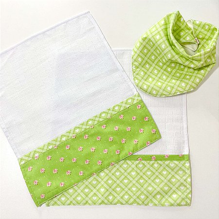 Kit Presente Babador e Fraldinhas de Boca Florzinhas e Corações Verde