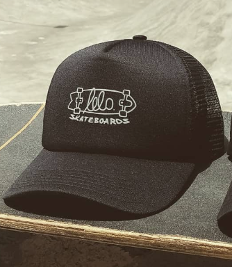 Boné trucker lelo preto com logo branca