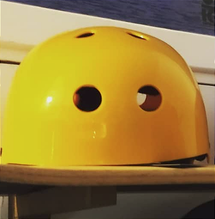 Capacete de proteção para skate amarelo
