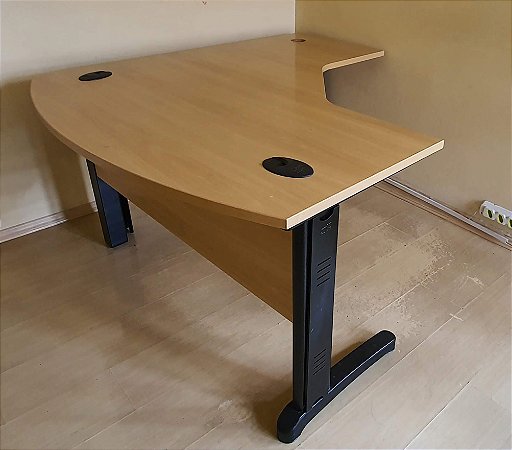 Mesa de Escritório em L Gestor/Diretor Recepção Base Direita 1,55x1,40m Pés em Aço