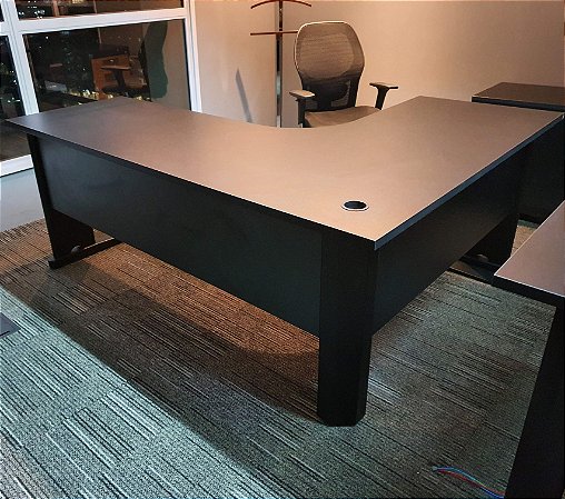 Mesa de Escritório em L 1,40 x 1,80m LE  Base em Aço Tampo 25mm - Preto