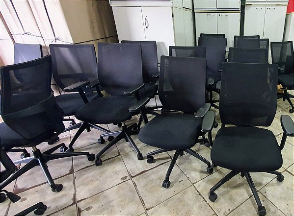 Cadeira de Escritório Usada Diretor Encosto em Tela c/ Relax e Ajuste Profundidade do Assento Braços Fixos