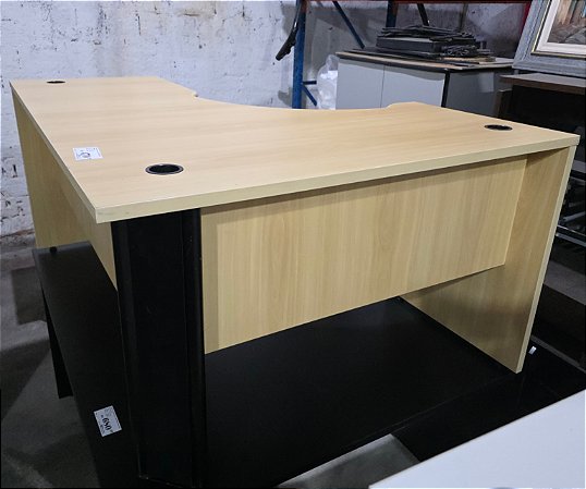 Mesa de Escritório em L Usada 1,20m x1,60m ( E x D ) Tampo e Base 25mm Amadeirado Claro