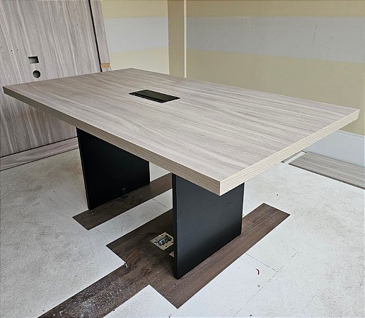 Mesa de Reunião Usada 1,60m x 0,90m Tampo Amadeirado c/ Caixa Elétrica