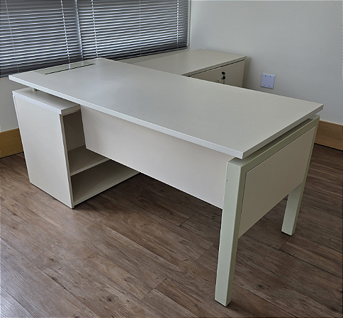 Mesa Presidente Usada Base Dir Armário 2 Portas c/ Estante e Gaveteiro 1,90x1,60m- Cor Ovo