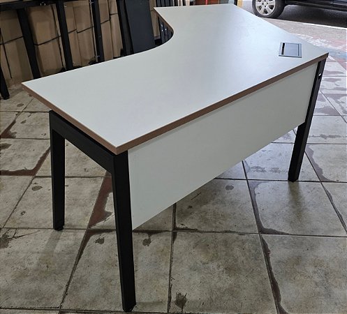 Mesa de escritório Delta 1,20m x 1,20m Tampo 25mm c/ Power Box e Base em Aço