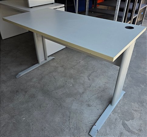 Mesa de Escritório Usada mod. Diversas no Estado 1,22m x 0,60m