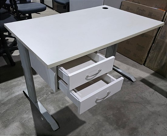 Mesa de Escritório Usada mod. Diversas no Estado 1,22m x 0,76m c/ Gavetas