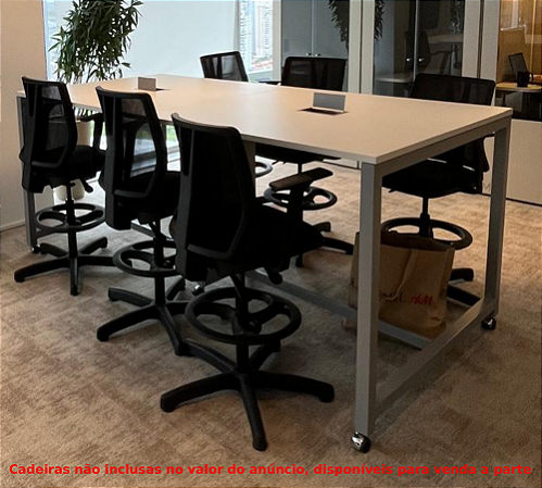 Mesa Alta Estação de Trabalho Colaborativa 6 Posições Base Alta c/ Rodizios 2,40m x 1,20m c/ 2Caixas de Tomadas