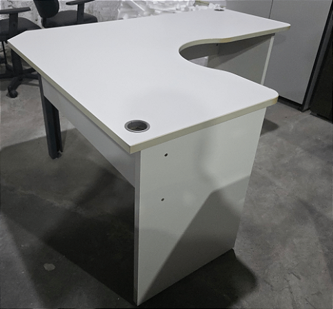Mesa de Escritório em L Usada 1,20m x 1,60m Tampo 25mm Base Pé Painel