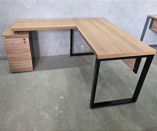 Mesa Gerente + Mesa Complemento c/ Gaveteiro 1,50x1,74m Pé Requadro em Aço Tampo Encabeçado 40mm M150/70 P40TUB NL/PR