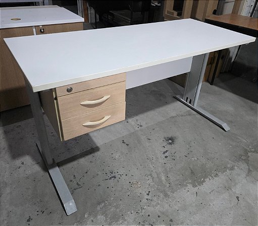 Mesa de Escritório Usada c/ Gavetas mod. Diversas no Estado 1,40m x 0,60m
