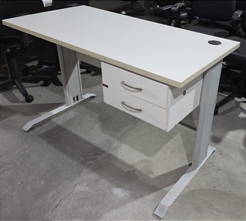 Mesa de Escritório Usada c/ Gavetas mod. Diversas no Estado 1,40m x 0,70m