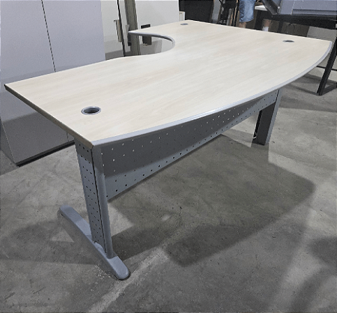 Mesa de Escritório Usada Gestor/Receptiva em L 1,36m x 1,80m Tampo Amadeirado Claro Base Em Aço Cor Cinza