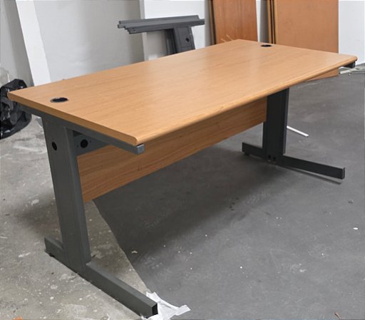 Mesa de Escritório Usada Tampo Amadeirado Base em Aço
