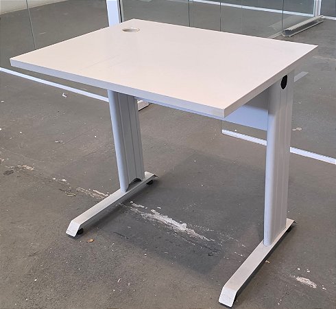 Mesa de Escritório Usada Tampo 25mm Cinza Cristal 0,80m x 0,60m Base em Aço