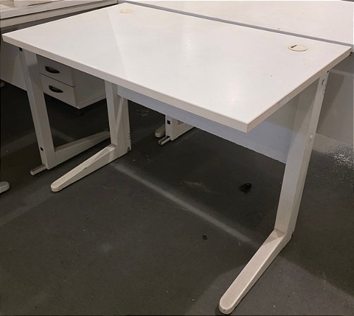 Mesa de Escritório Usada Tampo 25mm Branco 1,20m x 0,60m Base em Aço