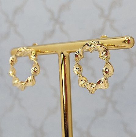 Brinco vazado torcido